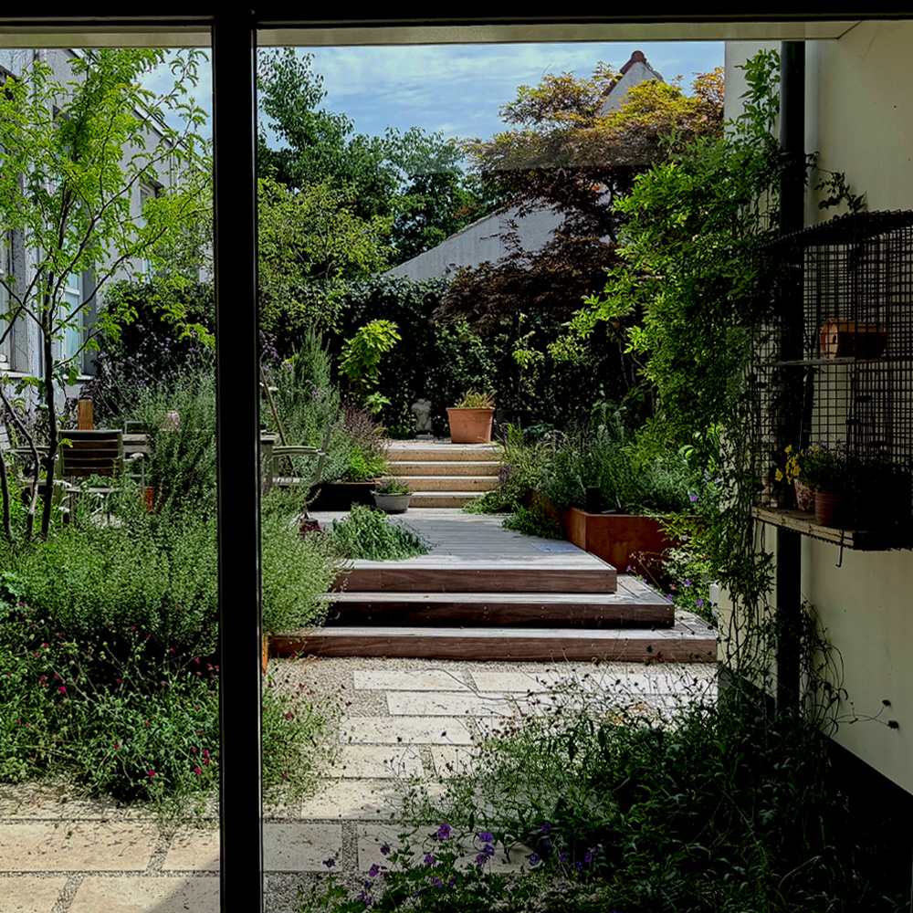 Weelderige patiotuin met hoogteverschillen